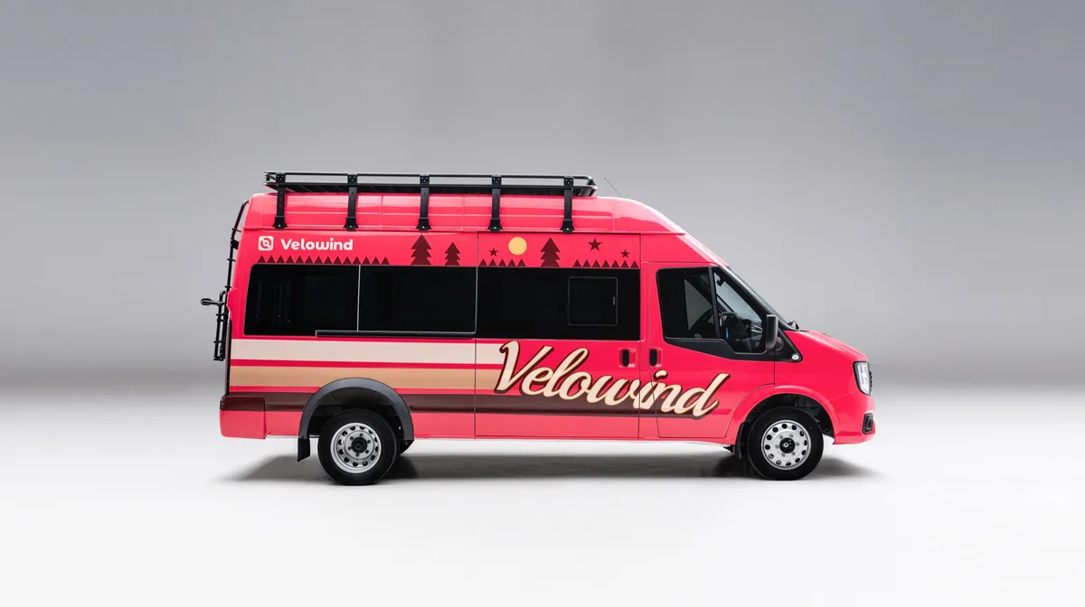 草莓红 Velowind 后勤保障车辆正侧面热区展示图。